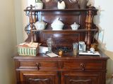 une grande armoire en bois sur laquelle sont posés de nombreux objets