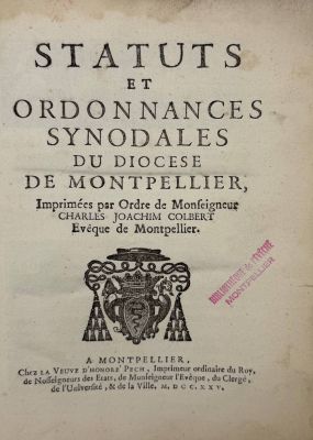 un vieux livre avec l'image d'un lion dessus
