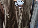 une veste et un pantalon suspendus à un portant dans un magasin