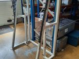 une photo d'un support pour appareils de musculation dans un garage