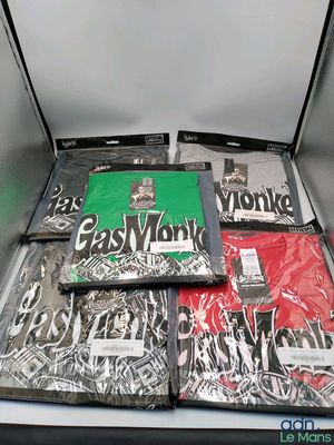 une boîte de t-shirts assortis exposée dans un magasin
