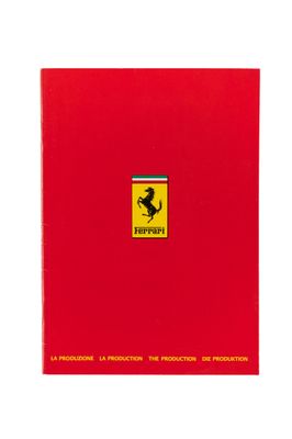 un livre rouge orné du logo Ferrari