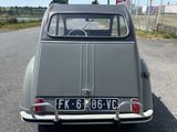 une petite voiture garée sur le bord de la route
