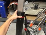 une personne tenant un couteau à la main dans un garage
