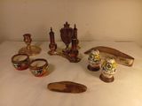 un grand nombre d'objets posés sur une table