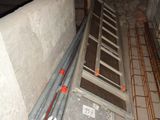 une échelle posée par terre contre un mur