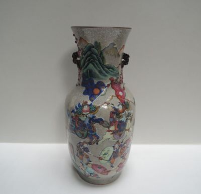 un vase posé sur une table blanche