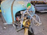 un gros plan d'une moto avec un tuyau fixé à l'arrière
