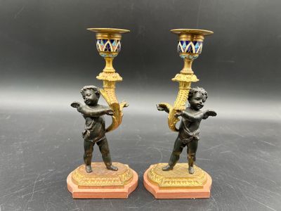 paire de figurines anciennes en bronze représentant Cupidon jouant de la flûte
