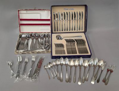 beaucoup d'argenterie dans un coffret sur une table