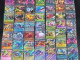une pile de cartes pokemon posée sur une table