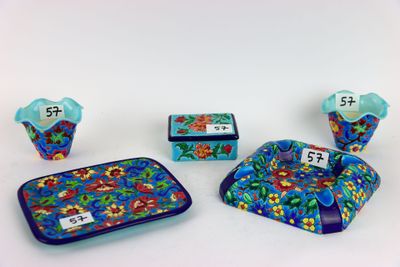 trois pièces en céramique bleues et rouges ornées de fleurs et de chiffres