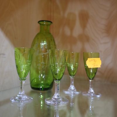 Des bouteilles et des verres sont alignés sur une table en verre.