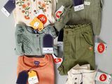 un tas de vêtements et d'étiquettes posés sur une table