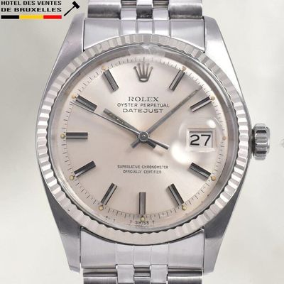 une montre Rolex argentée avec un cadran blanc