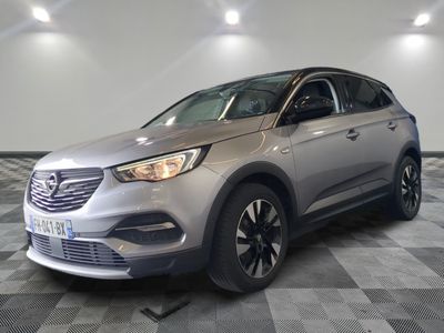 un SUV argenté garé dans un garage au sol carrelé
