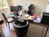 un bureau avec une chaise et un ordinateur dessus