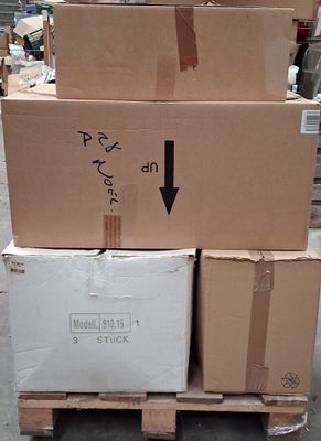 plusieurs boîtes empilées sur une palette