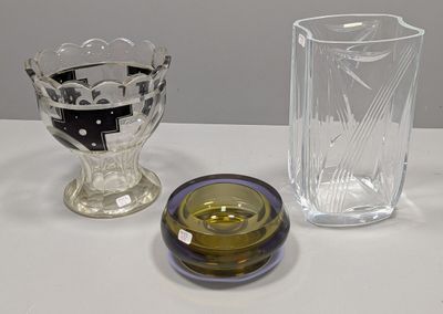 trois vases en verre posés sur une table l'un à côté de l'autre