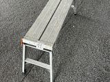 un banc qui se trouve au milieu d'un parking