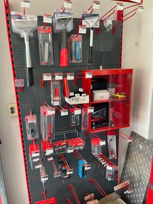 une vitrine d'outils accrochée au mur d'un magasin