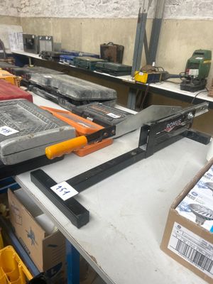 tout un tas d'outils posés sur une table dans une pièce