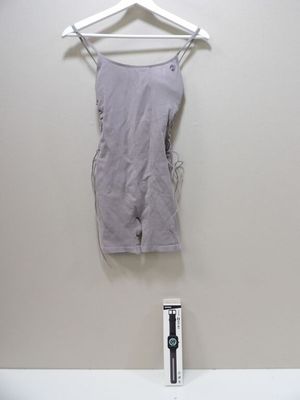 une photo d'une robe sur un cintre à côté d'une brosse à dents
