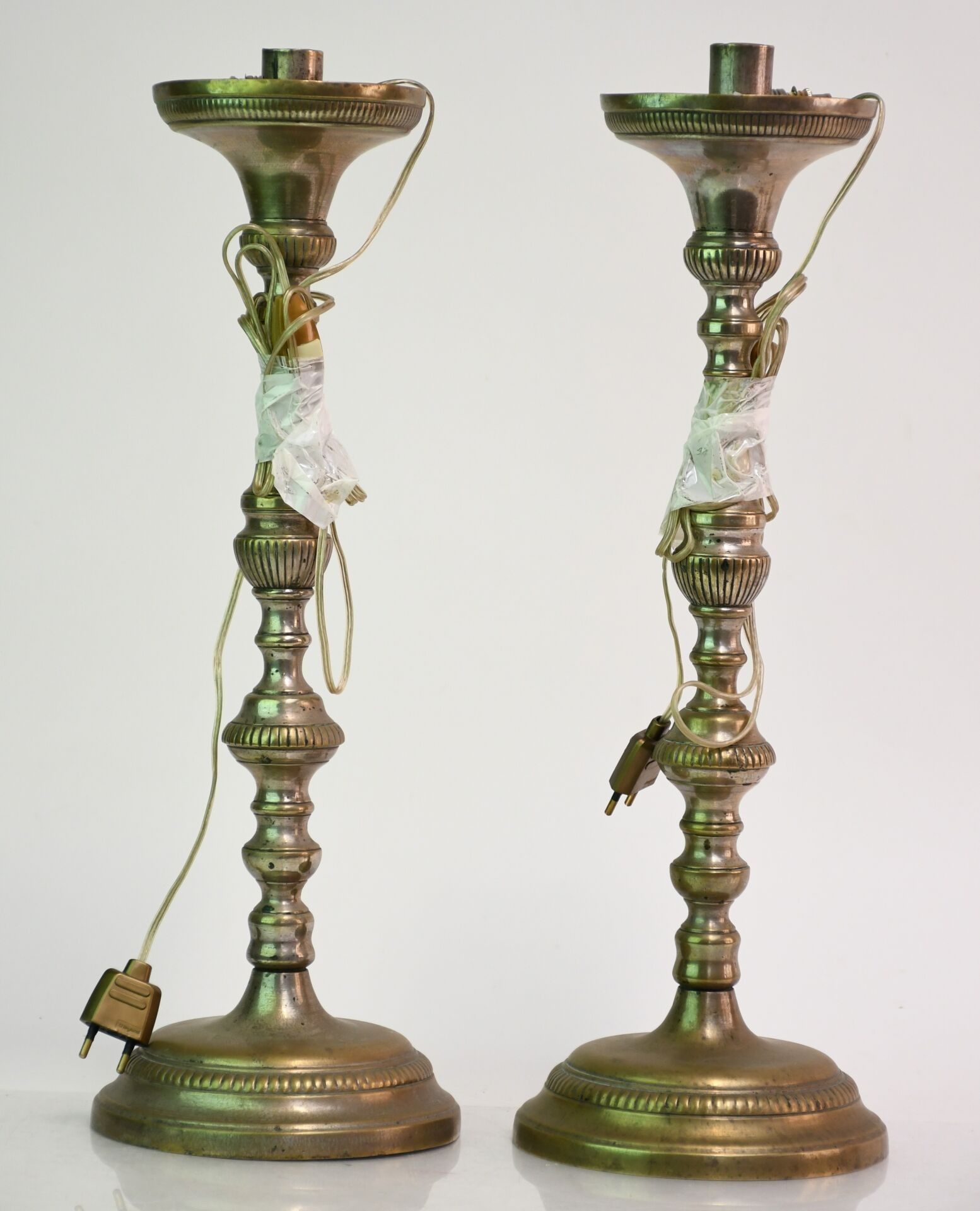 Paire d'anciens pique-cierge montés en lampe en laiton à déc…