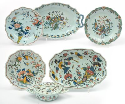 Lot de six objets en faïence polychrome de Rouen à décor flo…