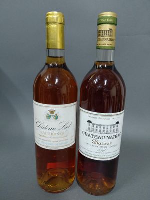 deux bouteilles de vin posées l'une à côté de l'autre sur une table