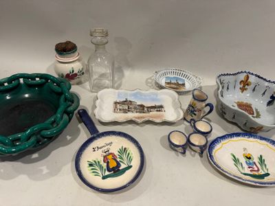 de nombreux types de plats et de bols différents sur la table