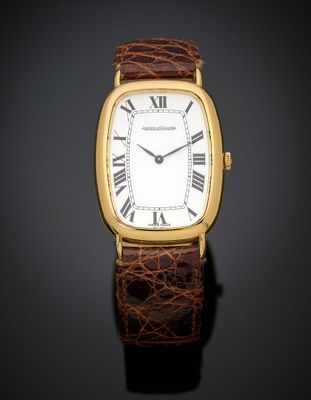 gros plan d'une montre avec des chiffres romains sur le cadran