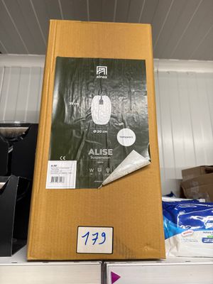 une boîte de papier toilette posée sur une étagère dans un magasin