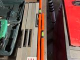 de nombreux outils qui traînent par terre dans le garage