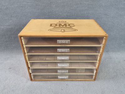 une vitrine en bois à cinq tiroirs, avec un logo sur la façade