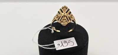 un gros plan d'une bague en or posée sur un présentoir noir
