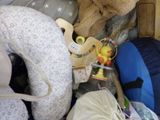 un ours en peluche assis au milieu d'un tas de jouets