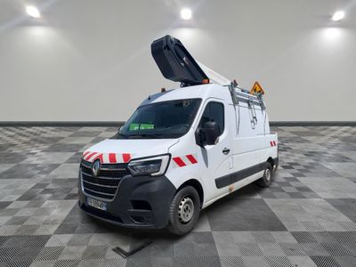 une camionnette blanche avec une bande rouge et blanche sur le côté