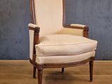 une image représentant une chaise posée sur un parquet
