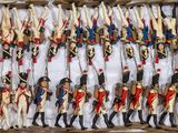 de nombreuses figurines de soldats rangées dans une boîte
