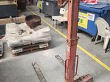 un chariot élévateur au milieu de l'entrepôt