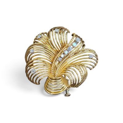 gros plan d'une broche avec des diamants sur un fond blanc