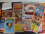 beaucoup d'affiches de films anciens sur la table