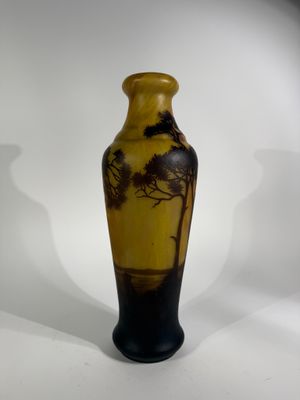 DAUM, Nancy Vase de forme balustre en verre multicouche à dé…