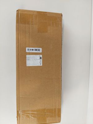 une boîte en carton avec un autocollant posé sur le sol