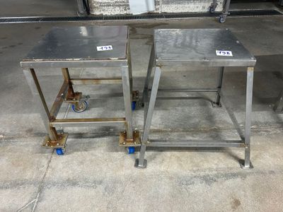 deux tables métalliques à roulettes dans un entrepôt