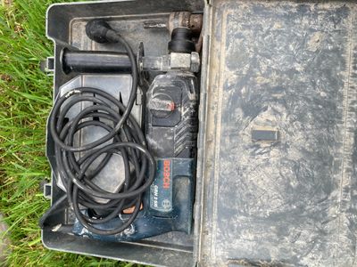 un outil dans une mallette posée dans l'herbe