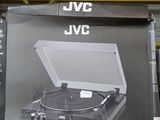 une boîte sur laquelle est posé un tourne-disque, dans un magasin