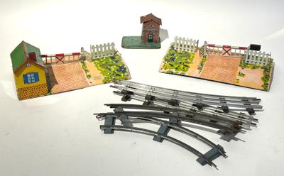 HORNBY. Ensemble de 2 passages à niveaux en tôle lithographi…
