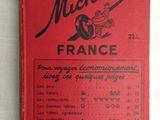 un livre rouge posé sur une table blanche